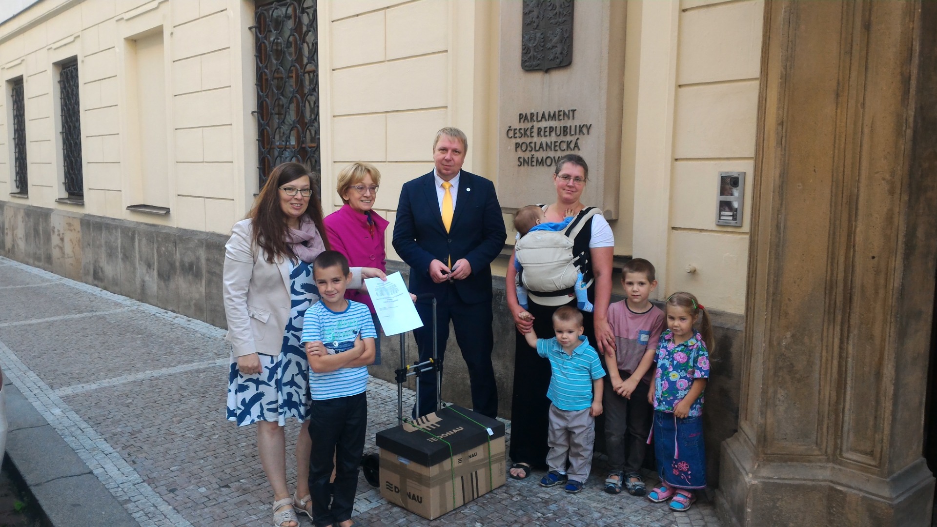 Petice v krabici před Sněmovnou s poslankyní a profesorkou, paní  Helenou Válkovou a poslancem Alešem Juchelkou.