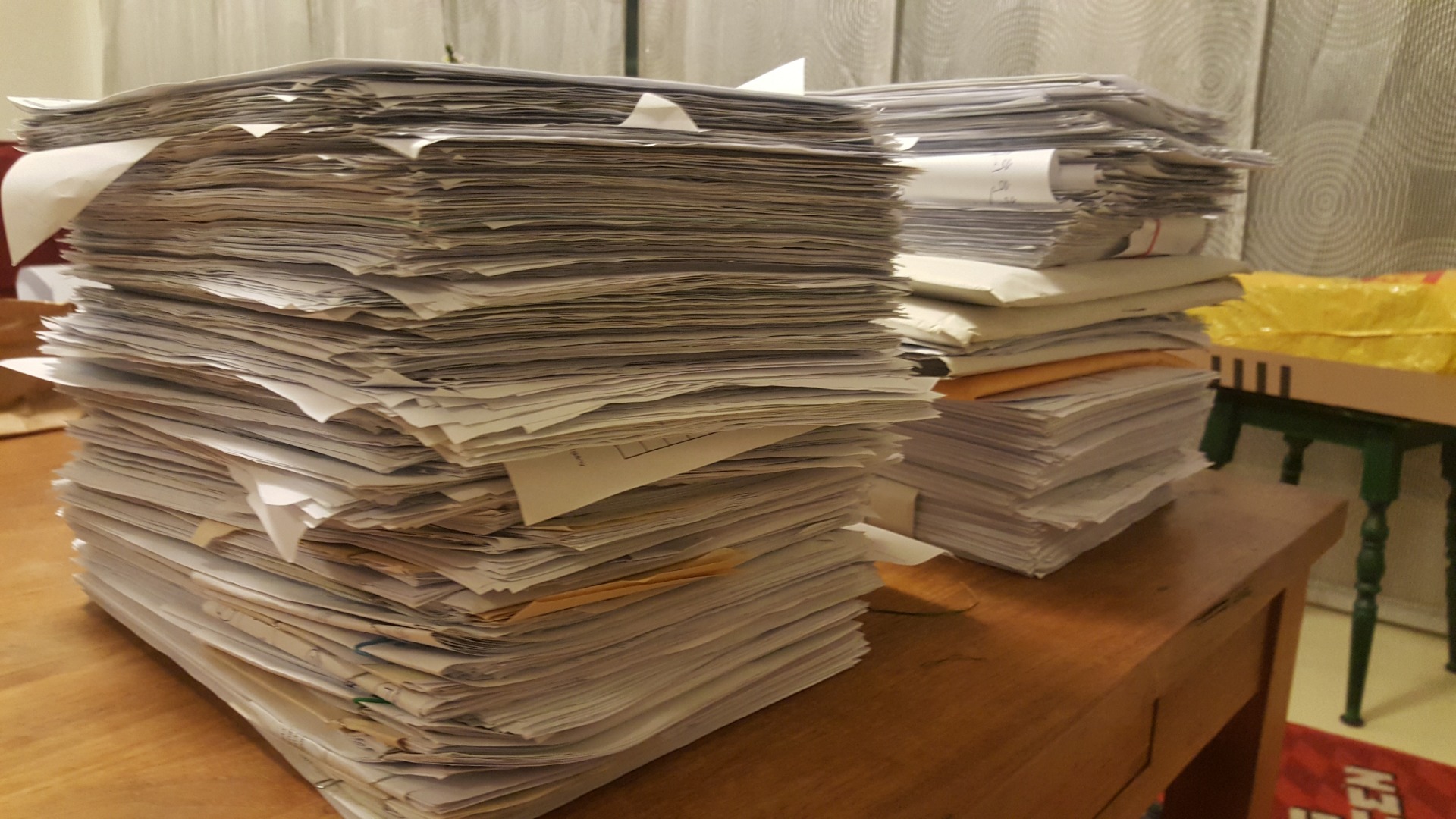 Petice, které jsme odevzdali, 23 kg papíru se nakonec sice s obtížemi, ale přece vešlo do jedné obří krabice.